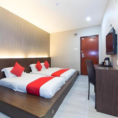 Super Oyo 340 Comfort Hotel Kampong Batu Belah Exterior photo