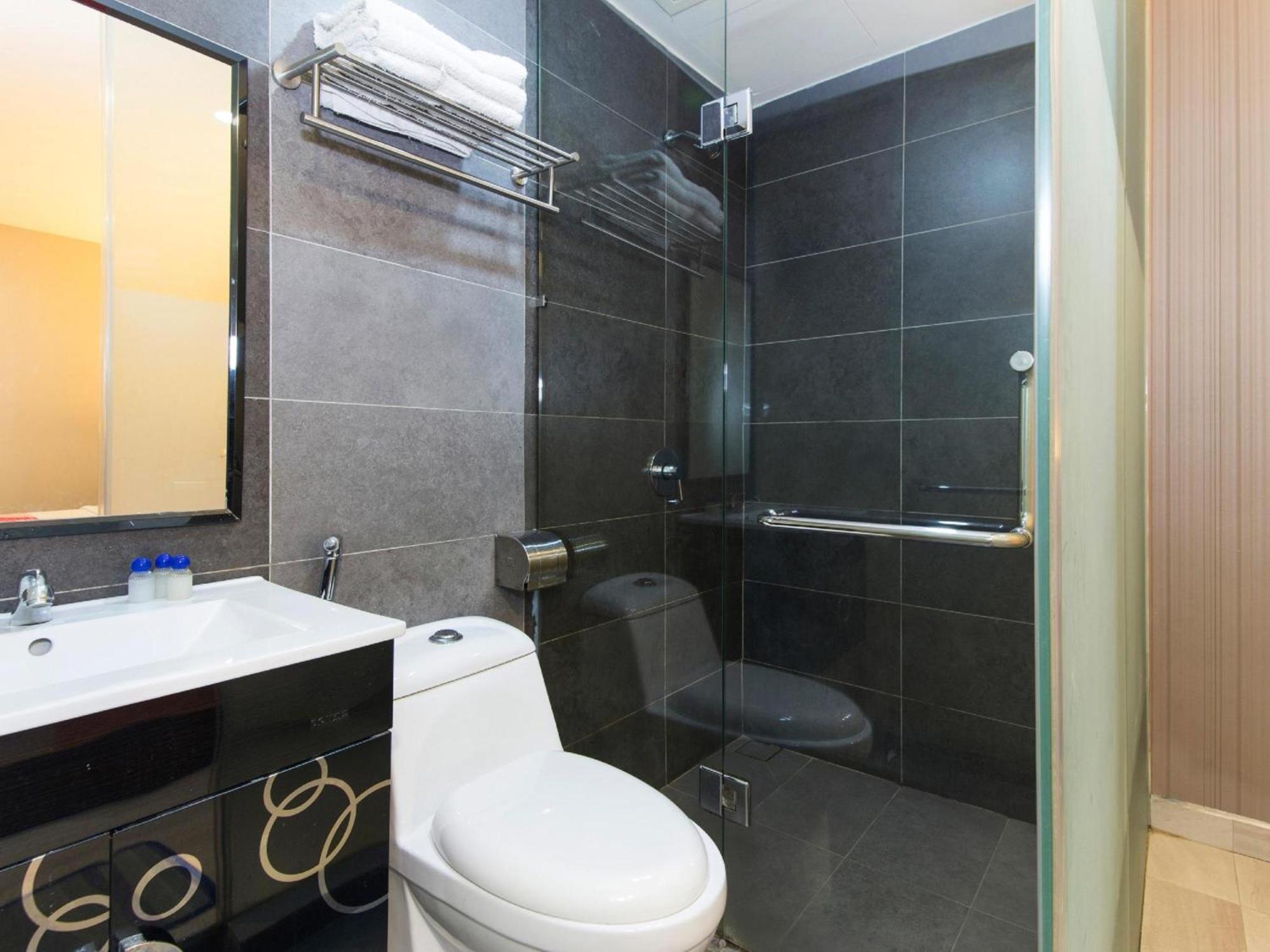 Super Oyo 340 Comfort Hotel Kampong Batu Belah Exterior photo