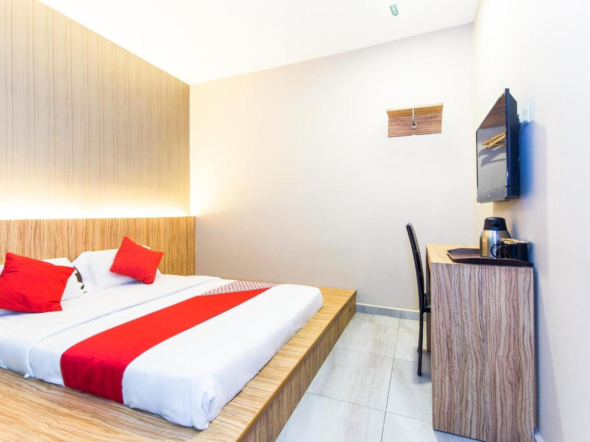 Super Oyo 340 Comfort Hotel Kampong Batu Belah Exterior photo