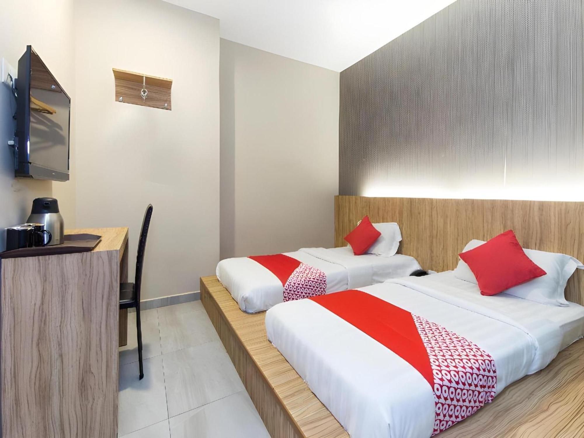 Super Oyo 340 Comfort Hotel Kampong Batu Belah Exterior photo