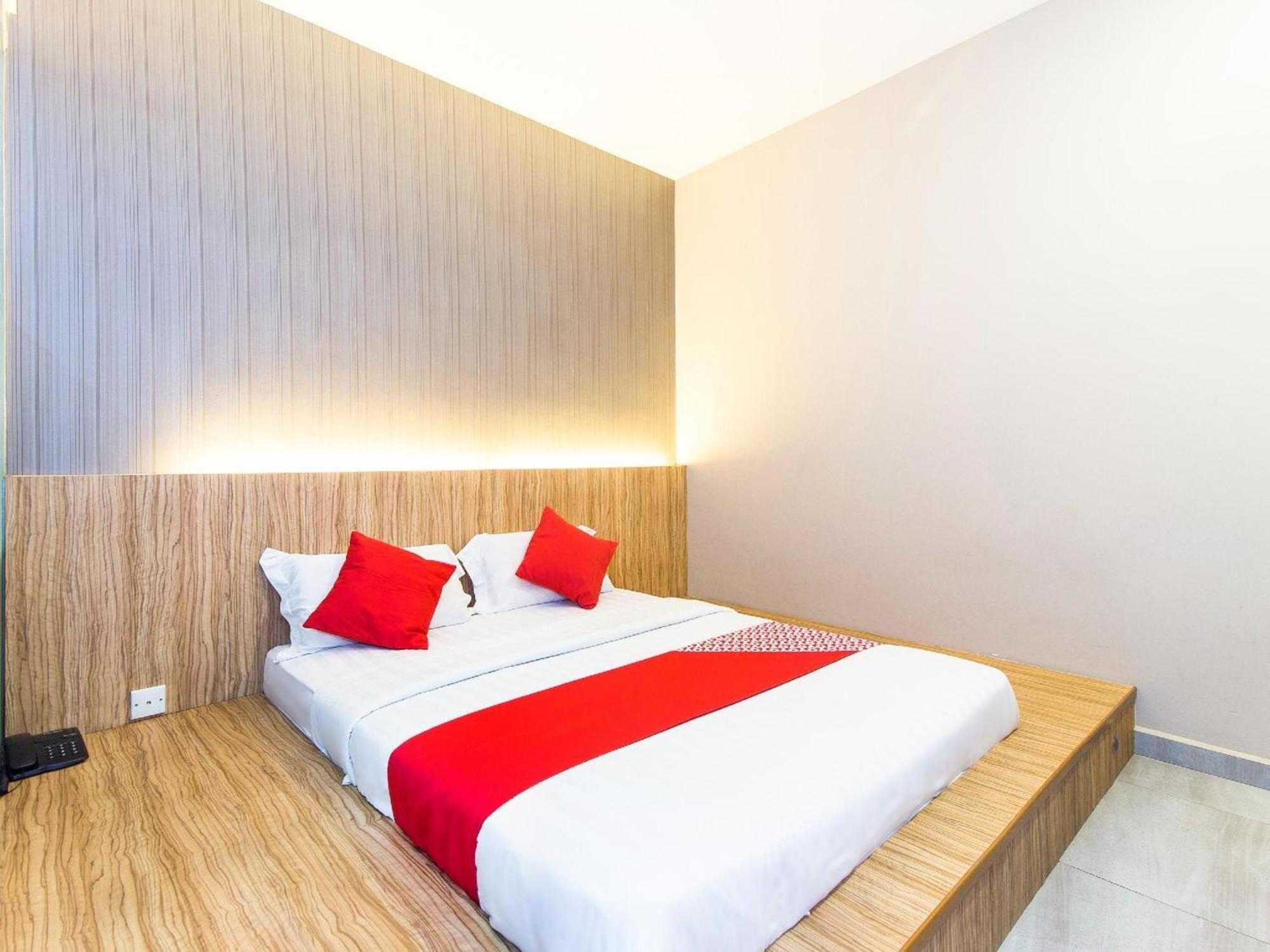 Super Oyo 340 Comfort Hotel Kampong Batu Belah Exterior photo